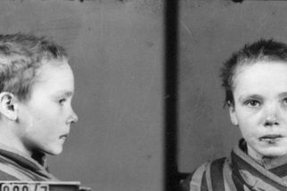 Čtrnáctileté vyděšené dítě, odsouzené k smrti. Z fotografie Czesławy Kwoky z Osvětimi dodnes mrazí - Médium.cz